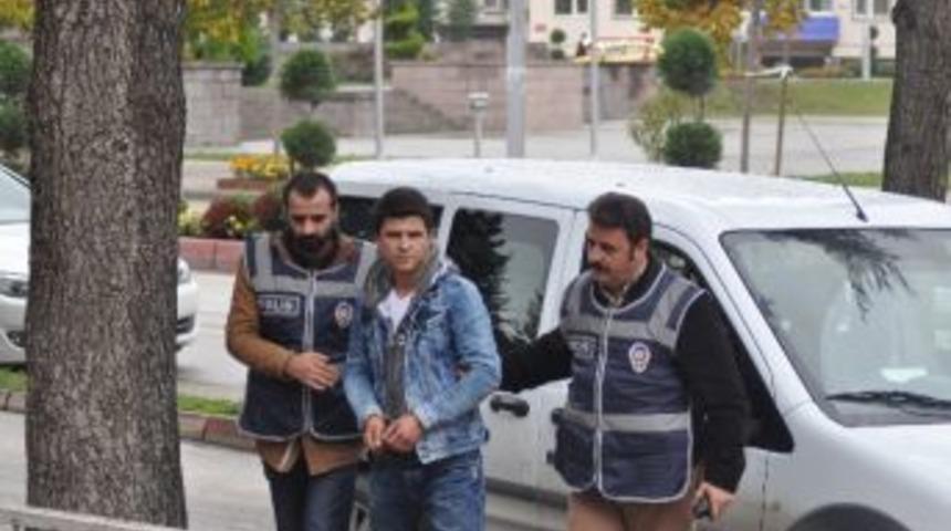 Sevgilisine Kızdı, 9 Otomobilin Lastiğini Patlattı