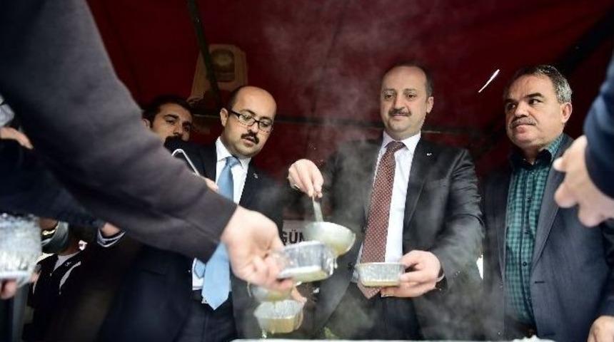 Akg&uuml;l Aşure Dağıttı