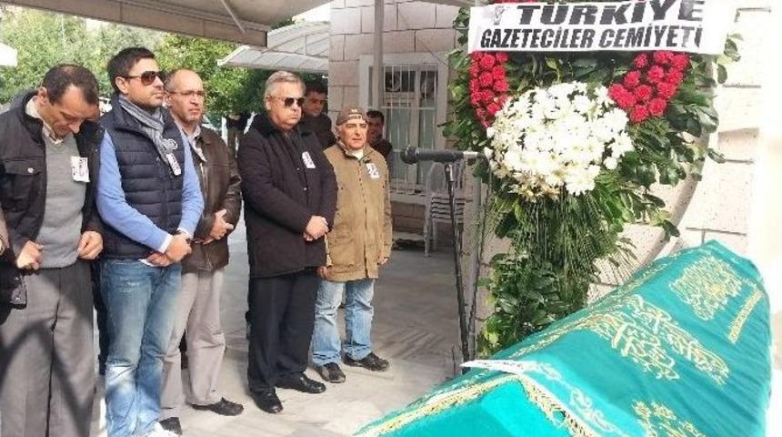 Gazeteci Sezginer, &Ouml;l&uuml;m&uuml;nden 2 Yıl Sonra Defnedildi