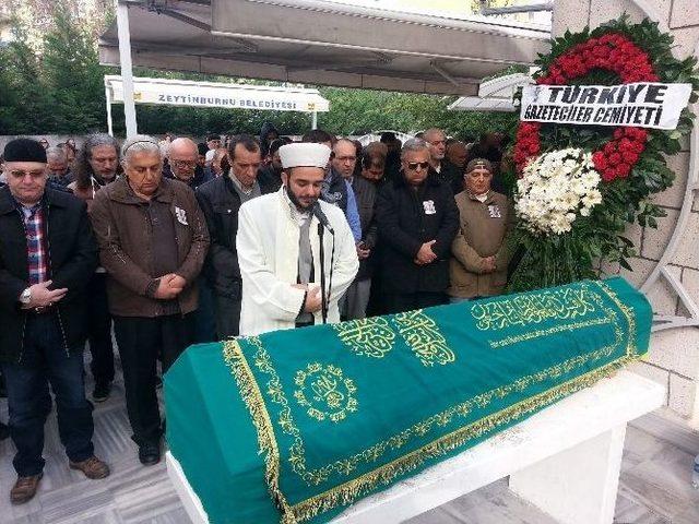 Gazeteci Sezginer, &Ouml;l&uuml;m&uuml;nden 2 Yıl Sonra Defnedildi 1