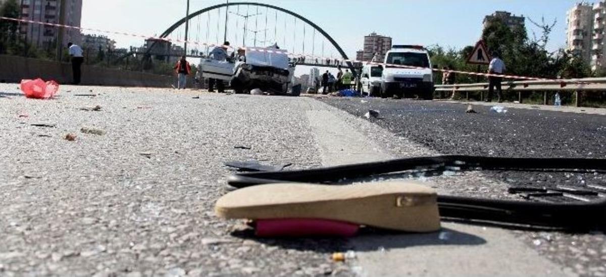 Tır Otomobile &Ccedil;arptı: 1 &Ouml;l&uuml;, 7 Yaralı