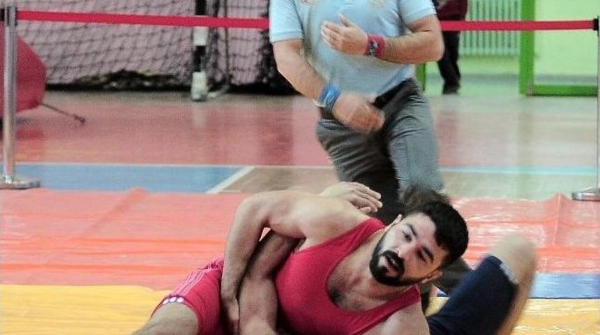 Yozgatlı G&uuml;reş&ccedil;iler Finale Y&uuml;kseldi