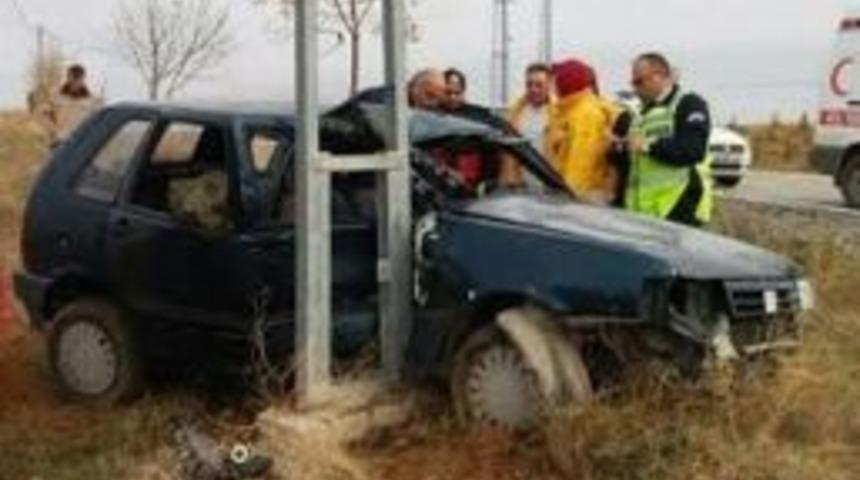 Otomobil Elektrik Direğine Çarptı: 1 Ölü