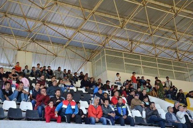 Kuşadası Gençlikspor Liderliğini Sürdürdü