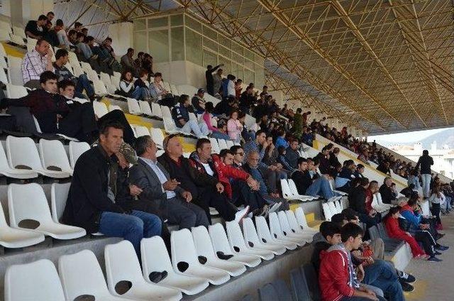 Kuşadası Gençlikspor Liderliğini Sürdürdü