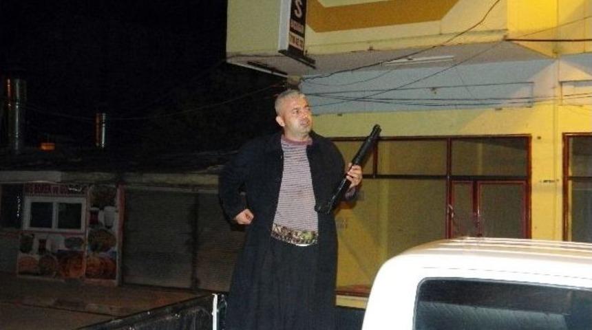 (&ouml;zel Haber) Kamyonetinin Lastiklerinin Kesilmesine Kızdı, Pompalı T&uuml;fekle Dehşet Sa&ccedil;tı