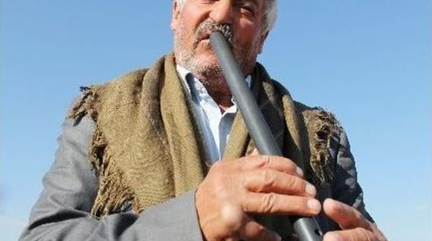 (&ouml;zel Haber) Kavalsız &Ccedil;oban 5 Yıldır Boru &Uuml;fl&uuml;yor