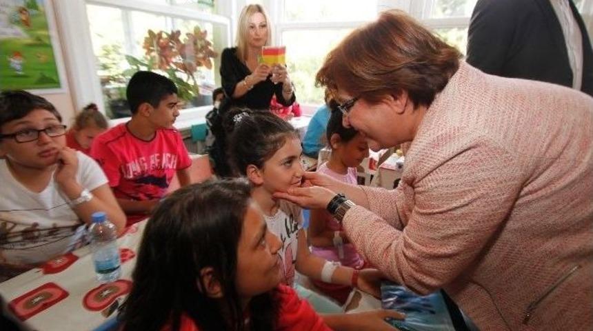 Başkan Pekdaş, Hasta Minik Y&uuml;reklere Moral Verdi