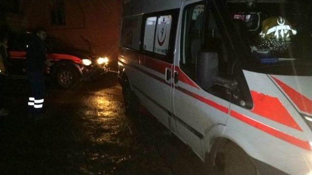 Van’da Hasta Kurtarmaya Giden Ambulans Çamura Saplandı