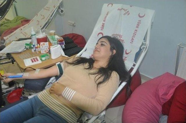 Gen&ccedil;lik Merkezinden Kan Bağışı 1