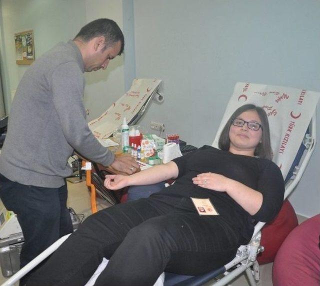 Gen&ccedil;lik Merkezinden Kan Bağışı 2