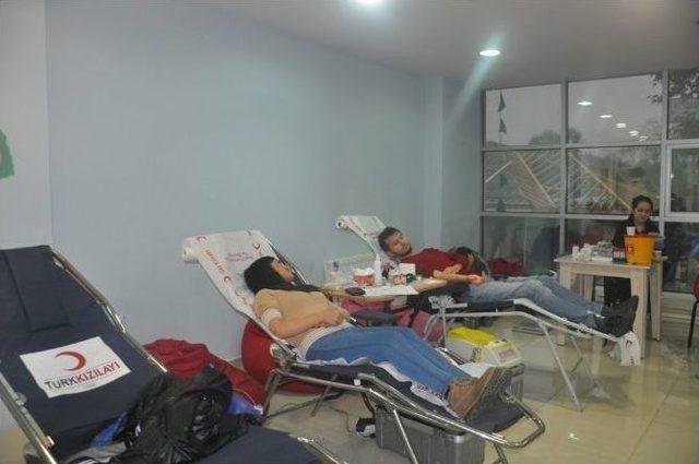 Gen&ccedil;lik Merkezinden Kan Bağışı 3