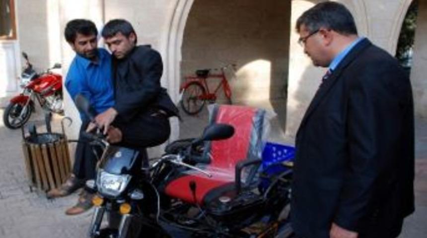 Midyat Belediyesi&rsquo;nden Engellilere Ak&uuml;l&uuml; Ve Tekerlekli Sandalye Yardımı