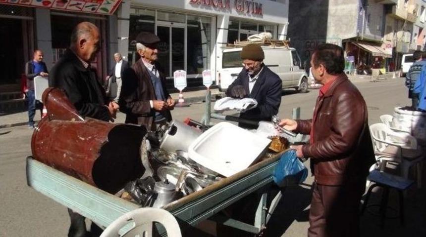 Suriye&rsquo;den &Ouml;ğretmen Olarak Ka&ccedil;tı Batman&rsquo;da Hurdacılığa Başladı