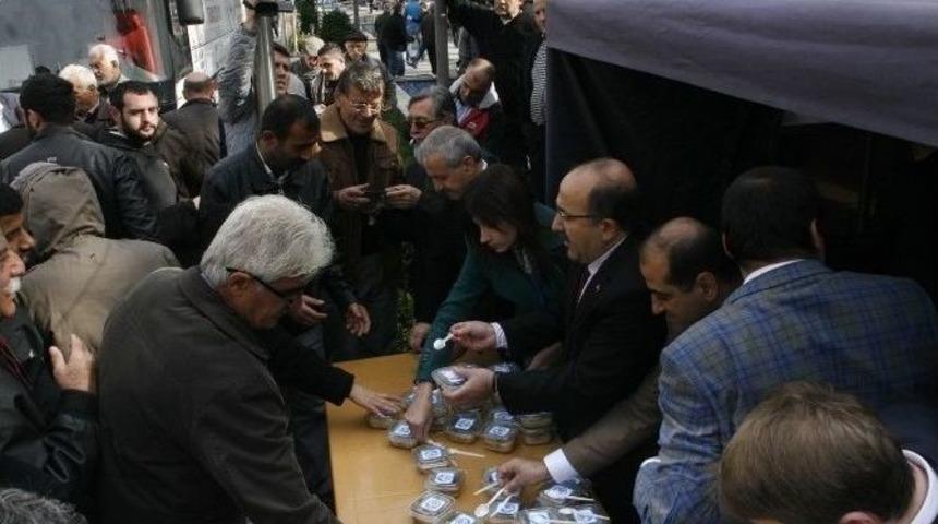 Trabzon&rsquo;da Vatandaşa Aşure Dağıtıldı