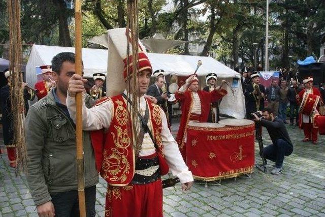 Trabzon’da Vatandaşa Aşure Dağıtıldı