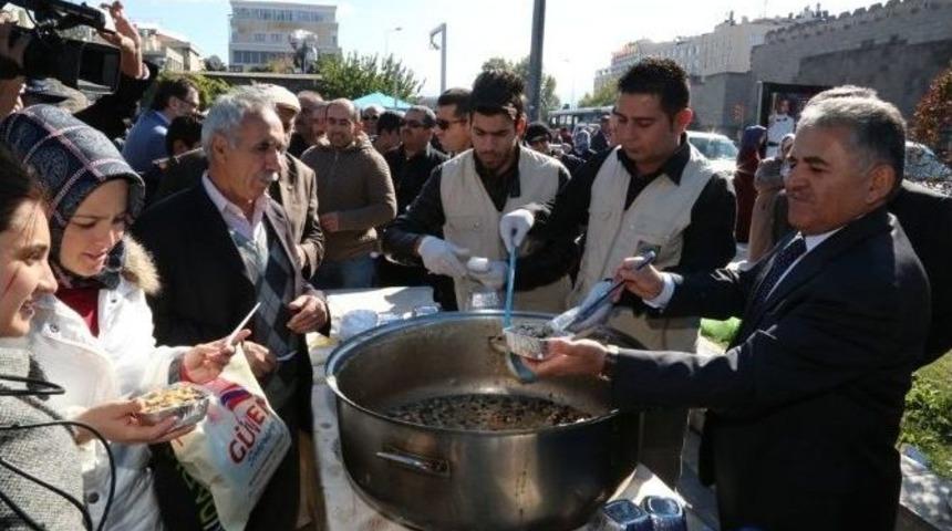 Hunat Camii &Ouml;n&uuml;nde 6000 Kişilik Aşure İkramı