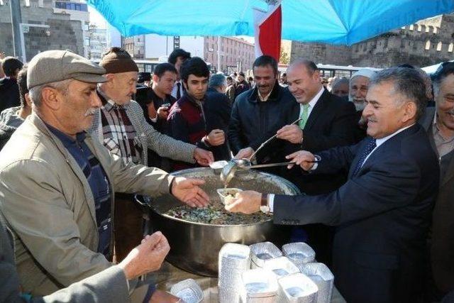 Hunat Camii Önünde 6000 Kişilik Aşure İkramı