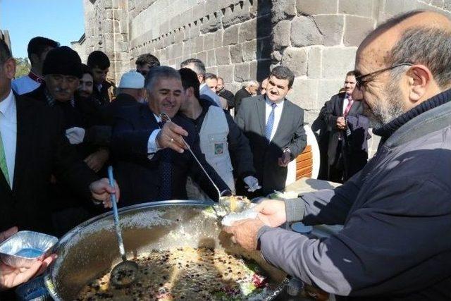 Hunat Camii Önünde 6000 Kişilik Aşure İkramı