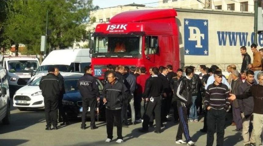 Tır Şehir Merkezine Girdi, Trafik Kilitlendi