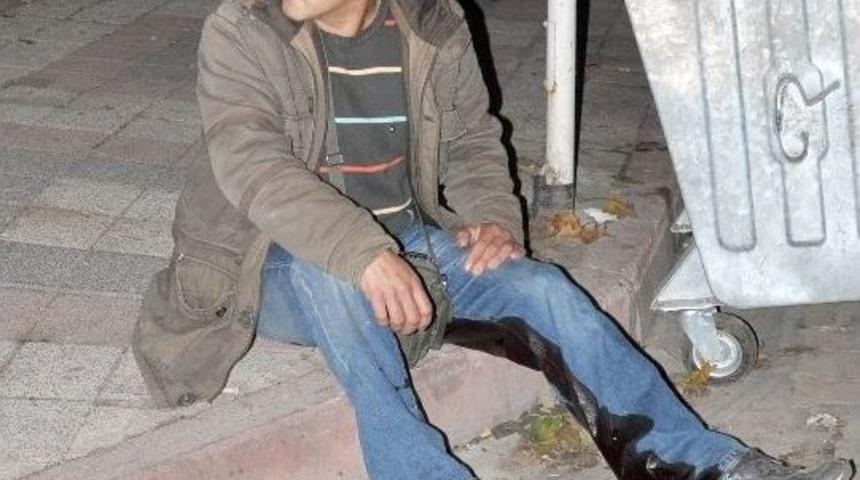 Yaralı Halde Kendisini Bı&ccedil;aklayan Şahsı Kovaladı