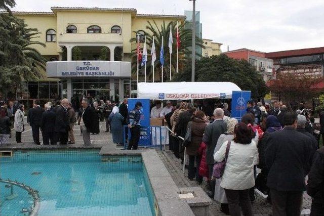 Başkan Türkmen, Validebağ’daki Eylemcileri Aşure Yemeye Davet Etti