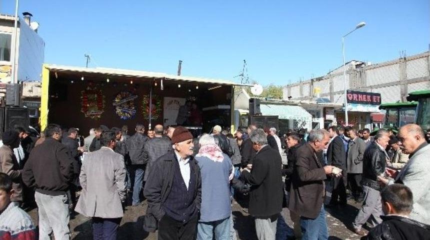 Trakt&ouml;r Bayisi Aşure Dağıttı