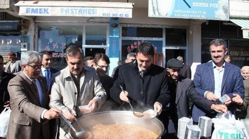 Ahlat M&uuml;ft&uuml;l&uuml;ğ&uuml; Halka Aşure Dağıttı