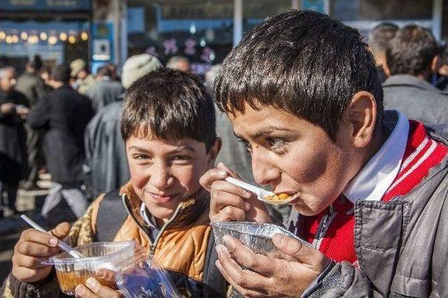 Ahlat Müftülüğü Halka Aşure Dağıttı