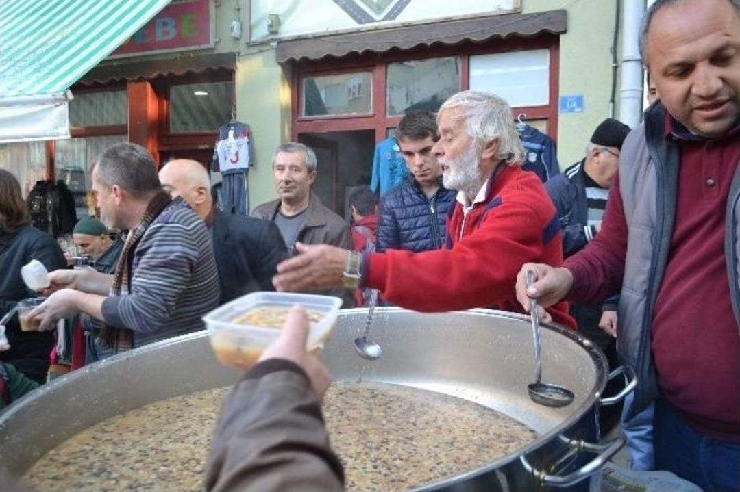 &Ccedil;arşı Esnafının Geleneksel Aşure Dağıtımın Bu Yıl Da Ger&ccedil;ekleşti