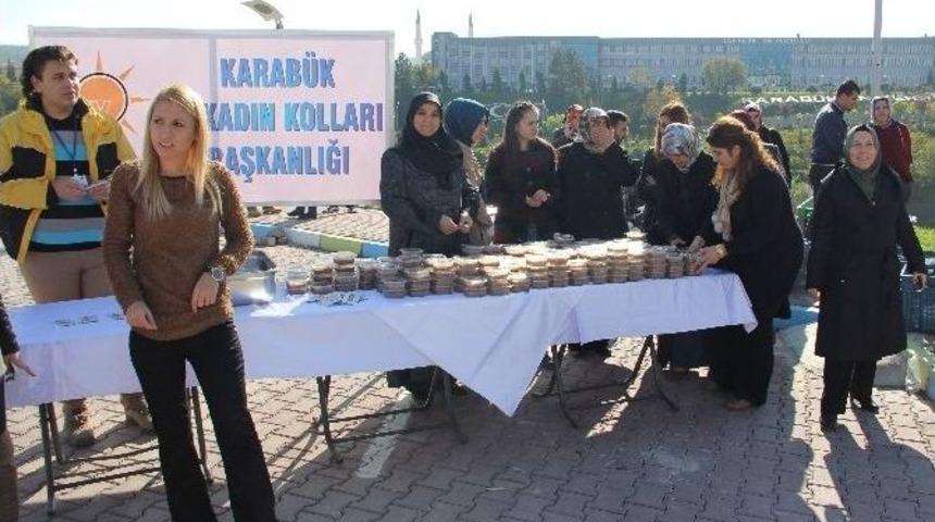 Ak Parti Kadın Kolları Tarafından Aşure Dağıtıldı