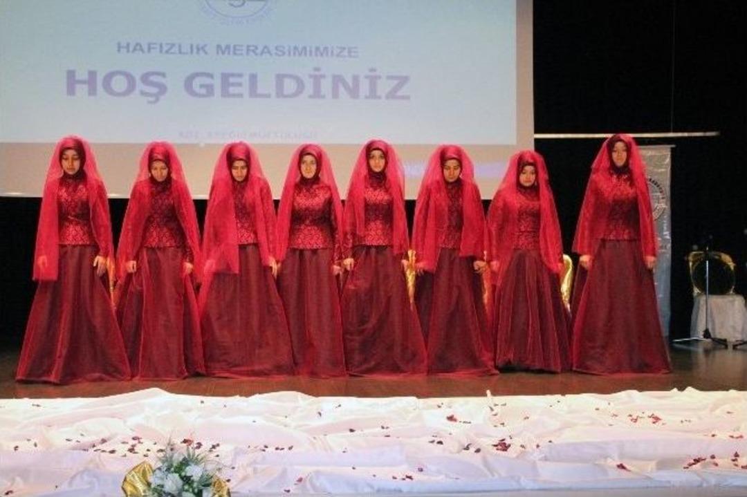 Ereğli&rsquo;de 8 &Ouml;ğrenci Hafızlık Tacı Giydi