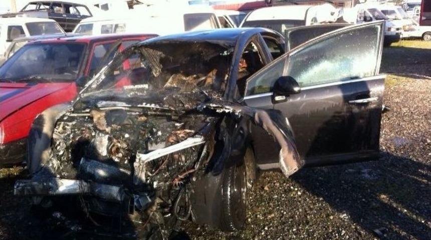 Tır&rsquo;a &Ccedil;arpan Otomobil Yanarak Kullanılamaz Hale Geldi