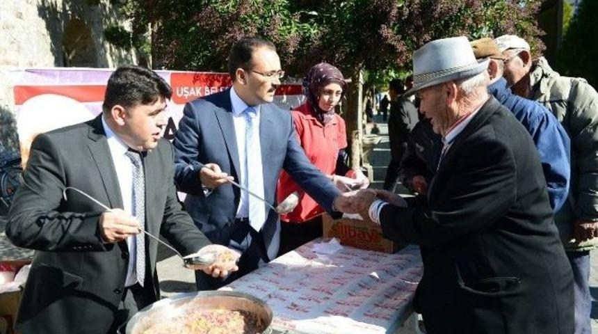 Uşak&rsquo;ta Muharrem Ayı Nedeni İle Aşure Dağıtıldı