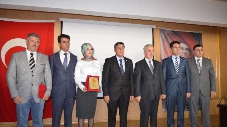 Vali S&uuml;leyman Kam&ccedil;ı &Ouml;nce Trakt&ouml;r, Sonra Aşure Dağıttı