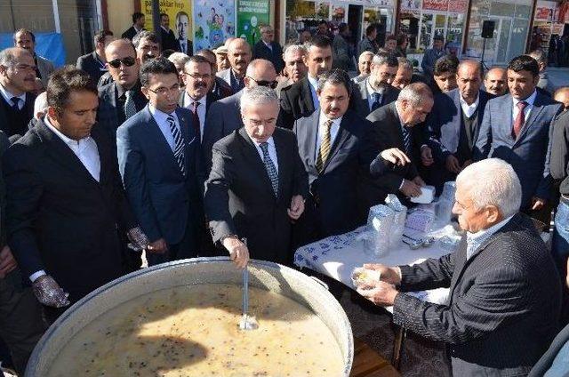 Vali Süleyman Kamçı Önce Traktör, Sonra Aşure Dağıttı