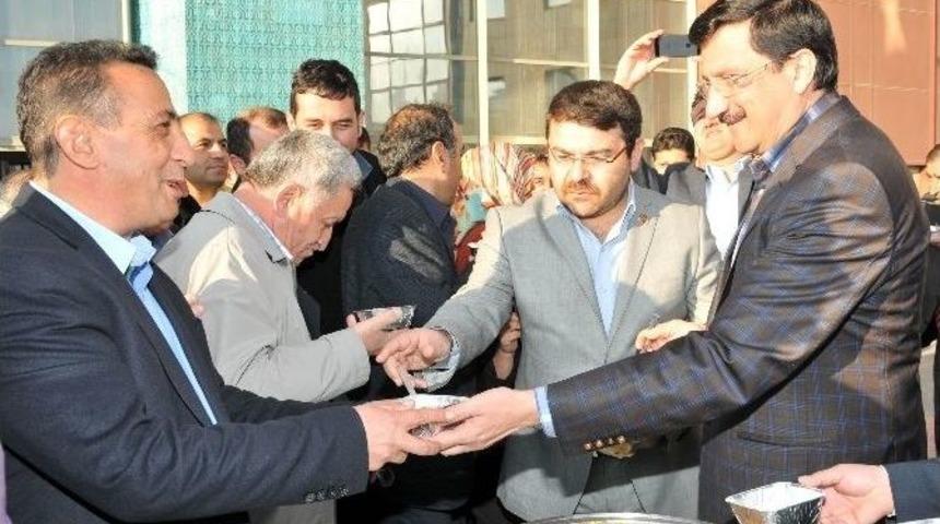 Mustafa Ak Ke&ccedil;i&ouml;renlilere Aşure Dağıttı