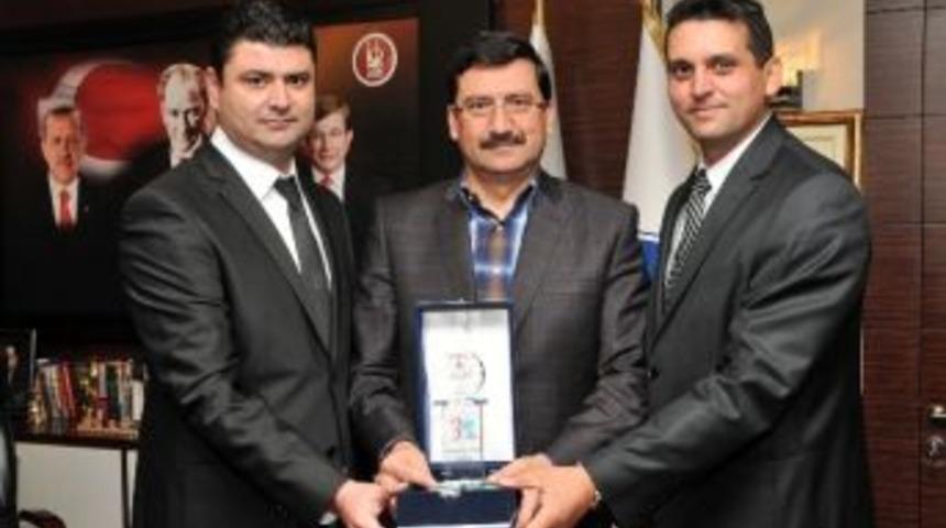 Başkan Ak &Ouml;d&uuml;l Alan Personelini Kutladı