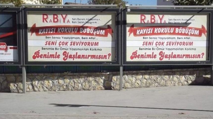 Aşkını Bilborda Yansıttı