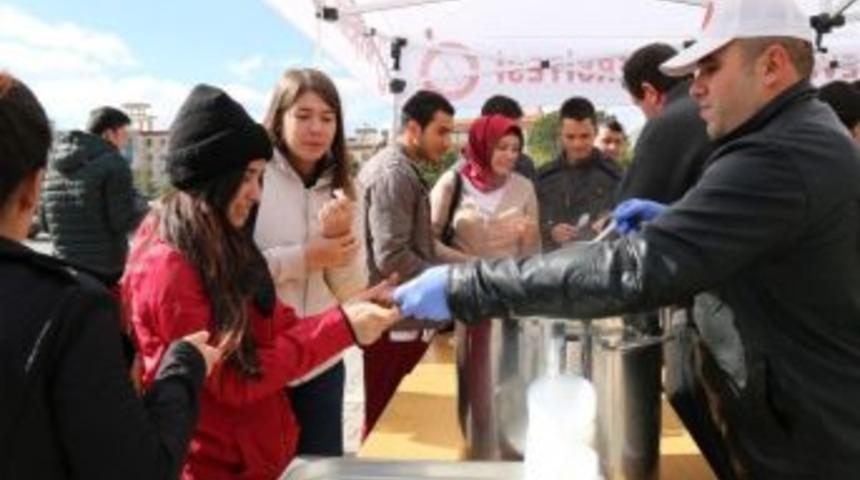 &Uuml;niversite &Ouml;ğrencilerine Aşure Dağıtıldı