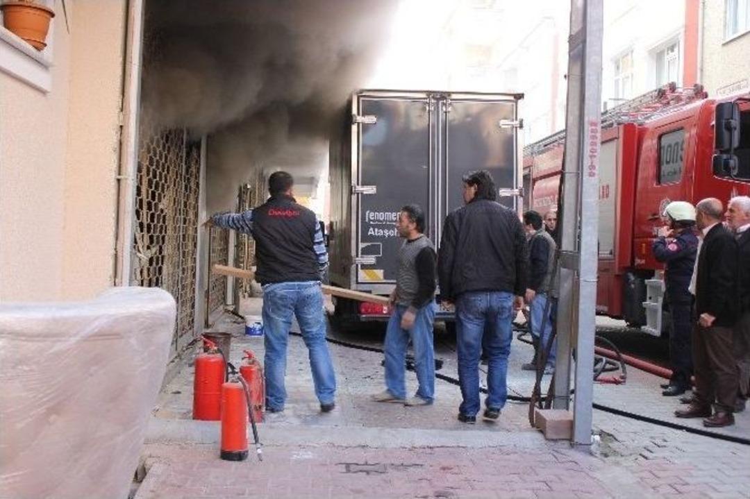 Ataşehir&rsquo;de Korkutan Yangın