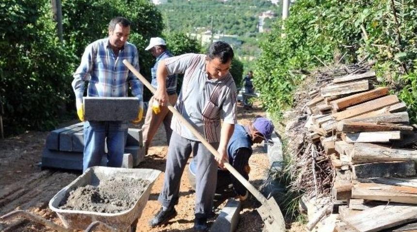 Erdemli&rsquo;de Uzak Mahallelerde Parke Yol &Ccedil;alışmaları S&uuml;r&uuml;yor