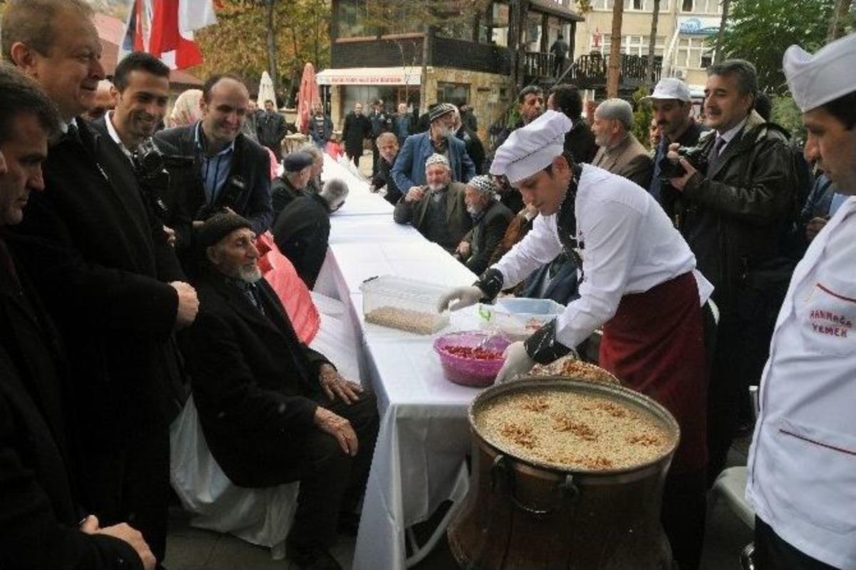 G&uuml;m&uuml;şhane&rsquo;de 2 Bin Kişilik Aşure Dağıtıldı