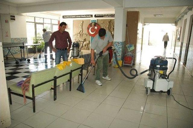Manavgat&rsquo;ta Selin Bastığı Okullarda Temizlik Ve Dezenfekte &Ccedil;alışması 2