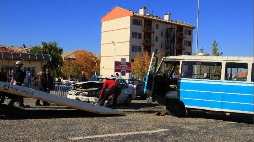 Konya&rsquo;da Minib&uuml;sle Otomobil &Ccedil;arpıştı: 4 Yaralı