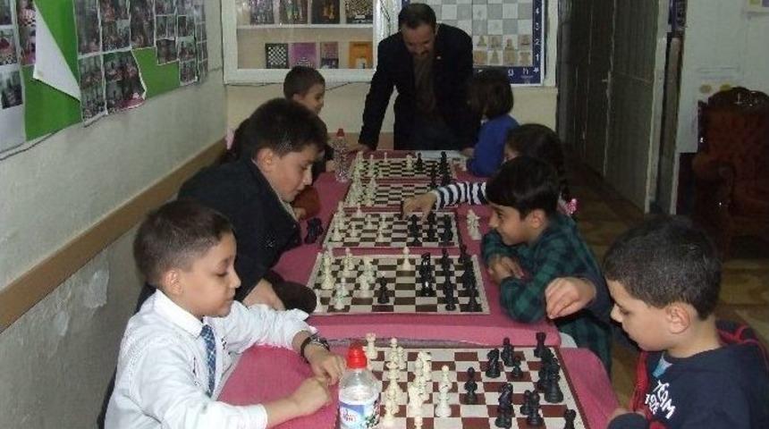 Minik Satran&ccedil;&ccedil;ılar Cumhuriyet İ&ccedil;in Yarıştı