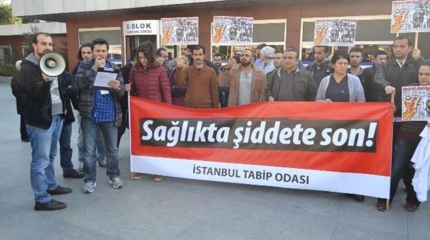 Sağlık&ccedil;ılardan Hastane &Ouml;n&uuml;nde "şiddet" Eylemi