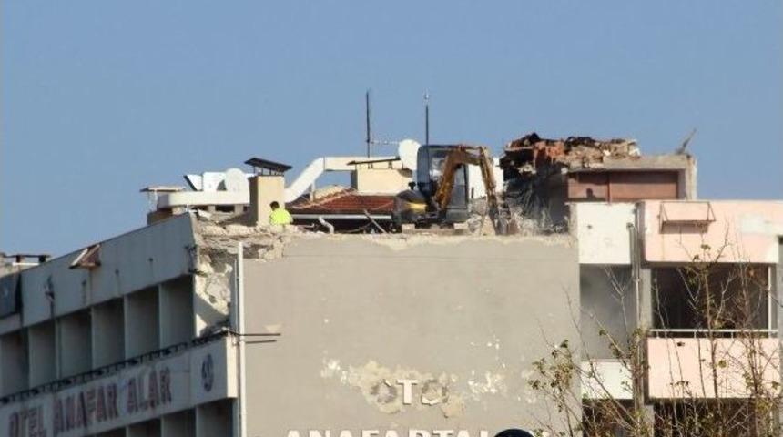 Otelin Yıkımına &Ccedil;atıdan Başlandı
