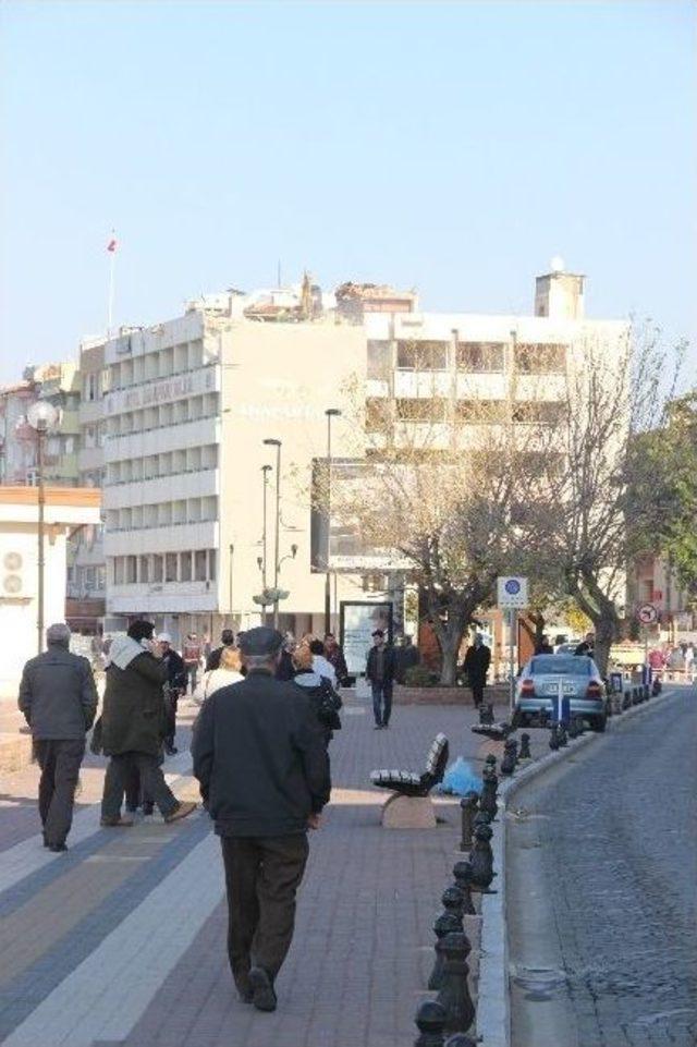 Otelin Yıkımına &Ccedil;atıdan Başlandı 1