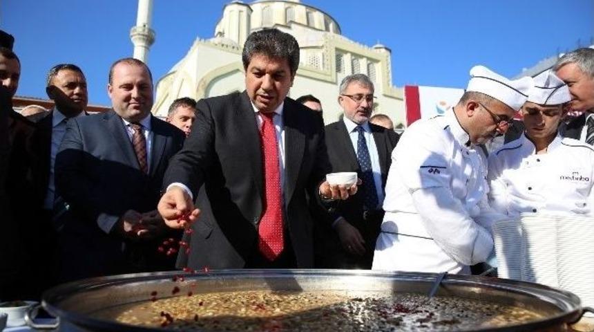 Esenler&rsquo;de 20 Bin Kişiye Aşure İkramı